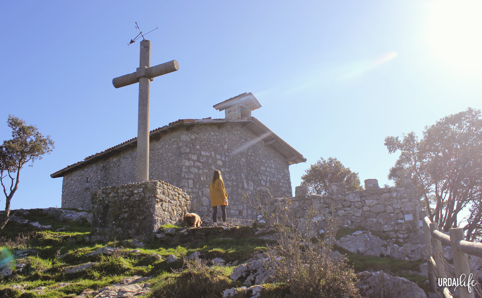 Ermita de San Pedro Atxarre y cruz