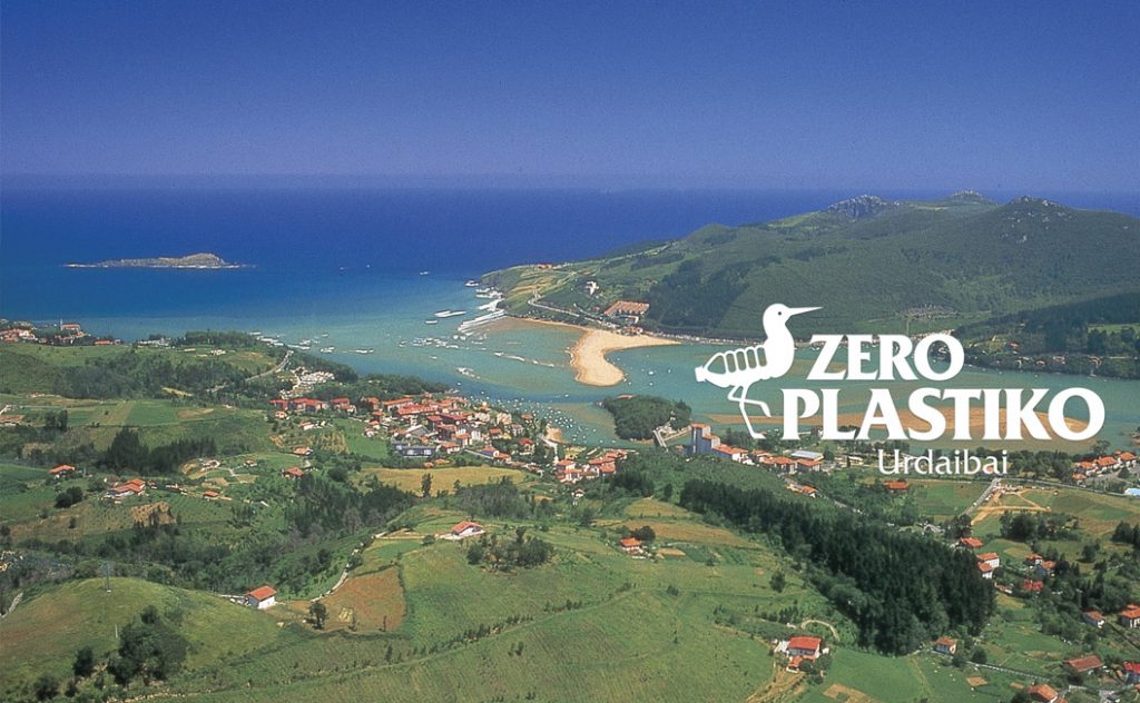 Imagen de marca de Zero Plastiko Urdaibai, con paisaje de la Reserva de la Biosfera
